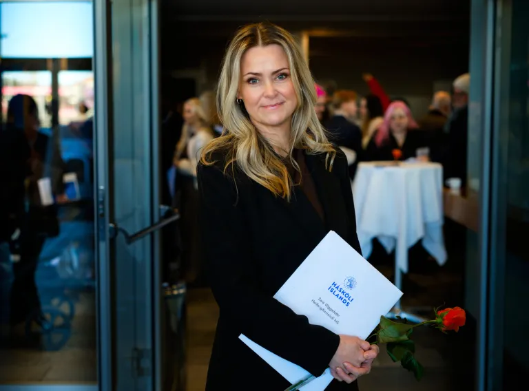 Sara Vöggsdóttir with her graduation diploma in hand.