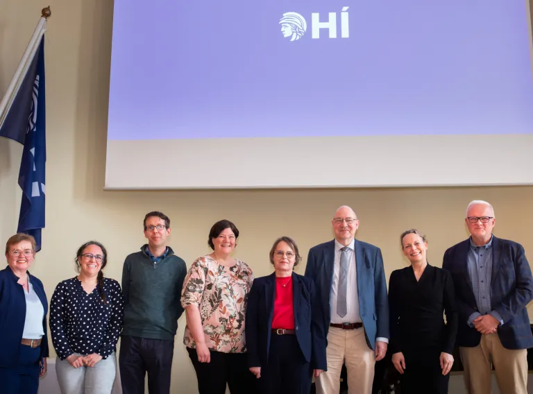 Hluti kennara og annars starfsfólks við námsleið í umhverfis- og auðlindafræði við Háskóla Íslands ásamt rektor skólans.