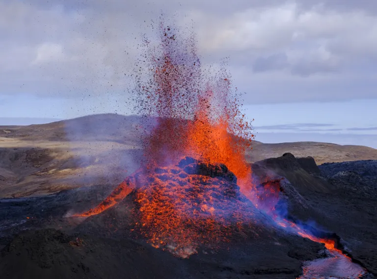 A picture of the volcanic eruption in Geldingadalir 2021.