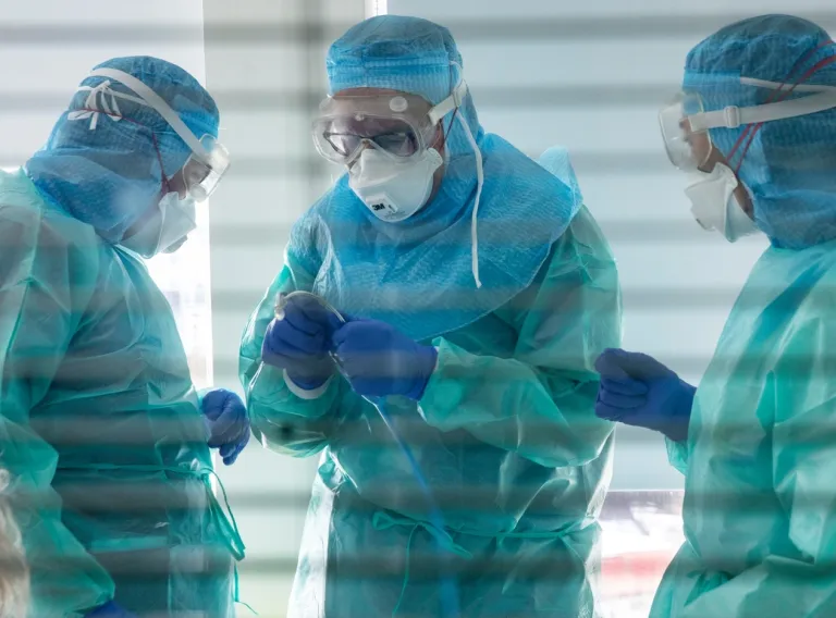 Doctors in surgery, Covid-19