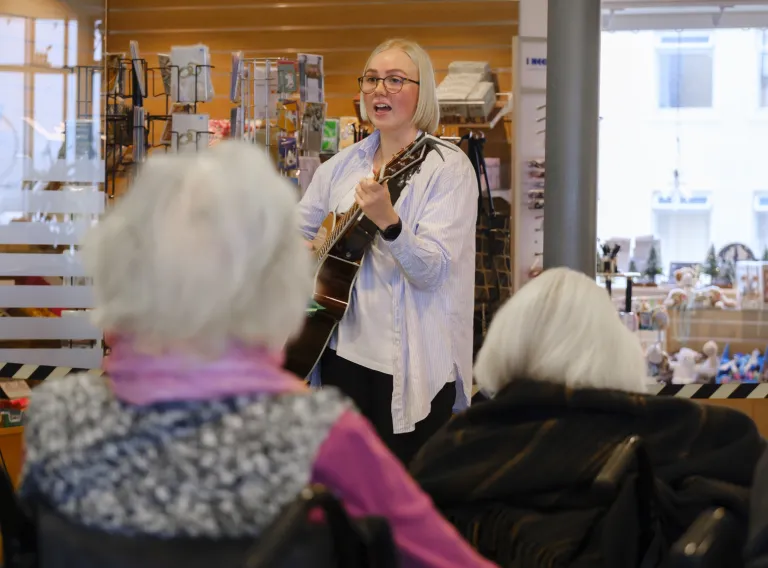 Bergdís Fanney Einarsdóttir playing guitar