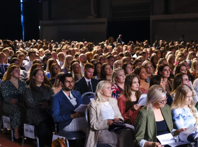 The graduation from undergraduate and graduate studies at the University of Iceland takes place on Saturday 14 June at Frjálsíþróttahöllin in Laugardalur (The Athletics Hall). Spring graduation ceremony 2025