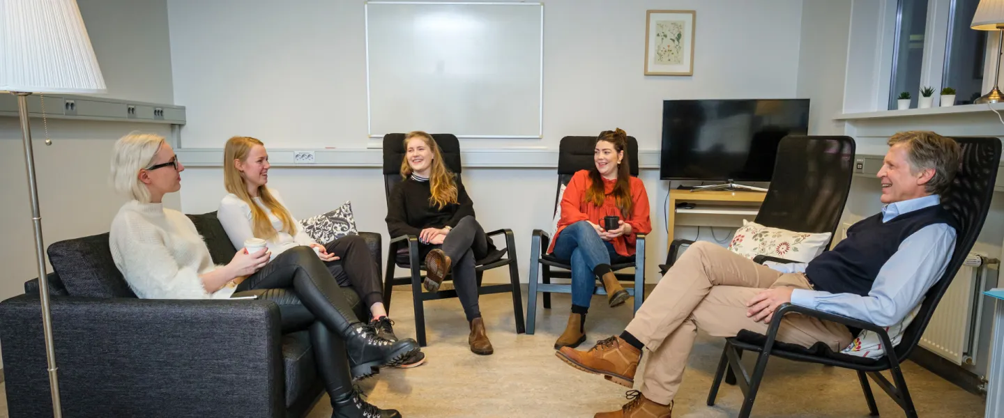 Students and a teacer in Psychology