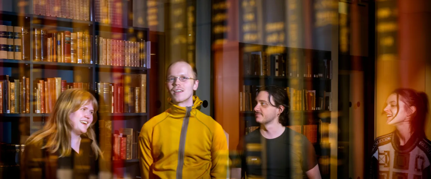 nemendur í bókastofu