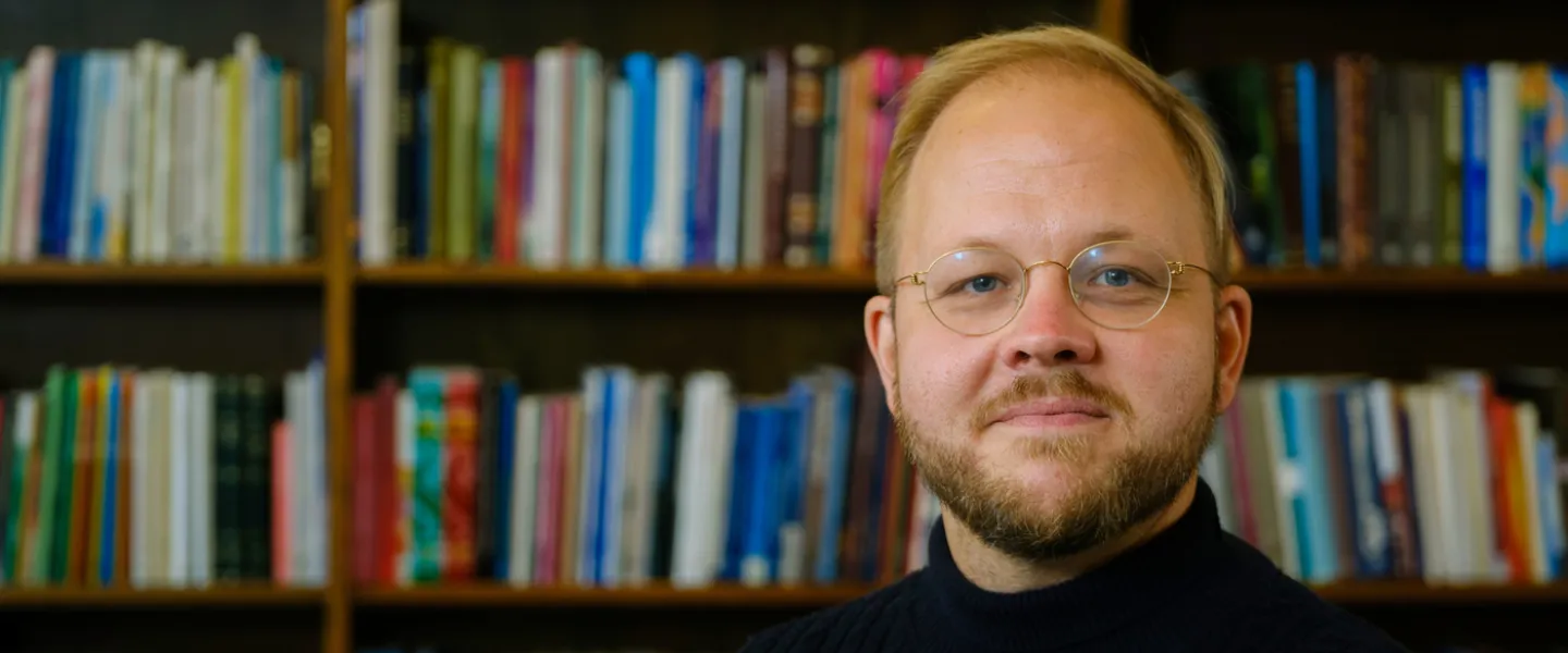 Haraldur Hreinsson í bókastofu.