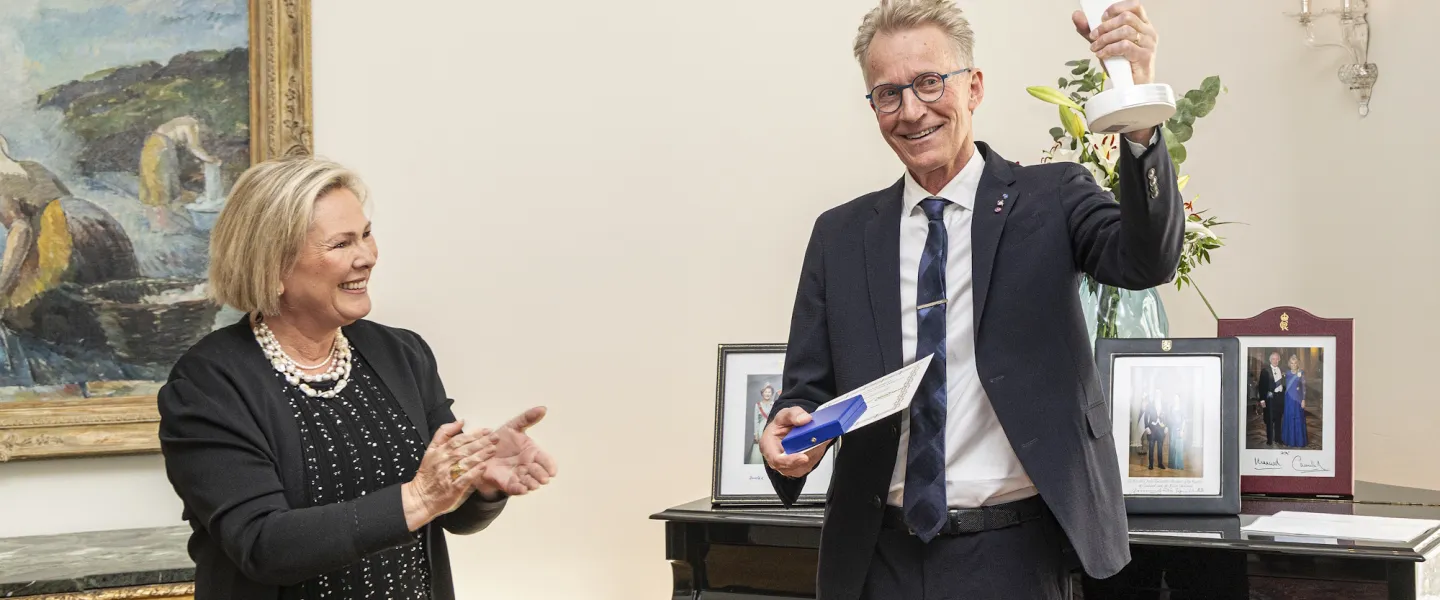 Sigurður Reynir Gíslason accepts the award from Halla Tómasdóttir, the President of Iceland.