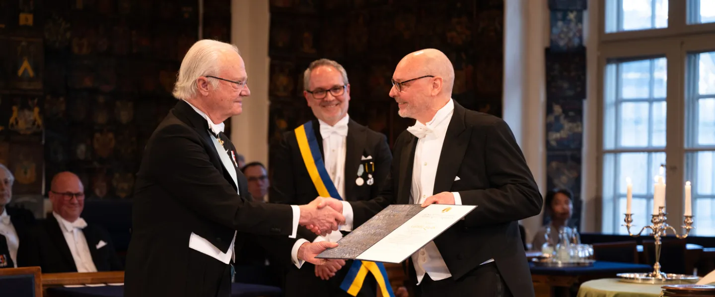 Gavin Lucas receives the Gad Rausing Prize presented to him by Carl XVI Gustaf, King of Sweden.