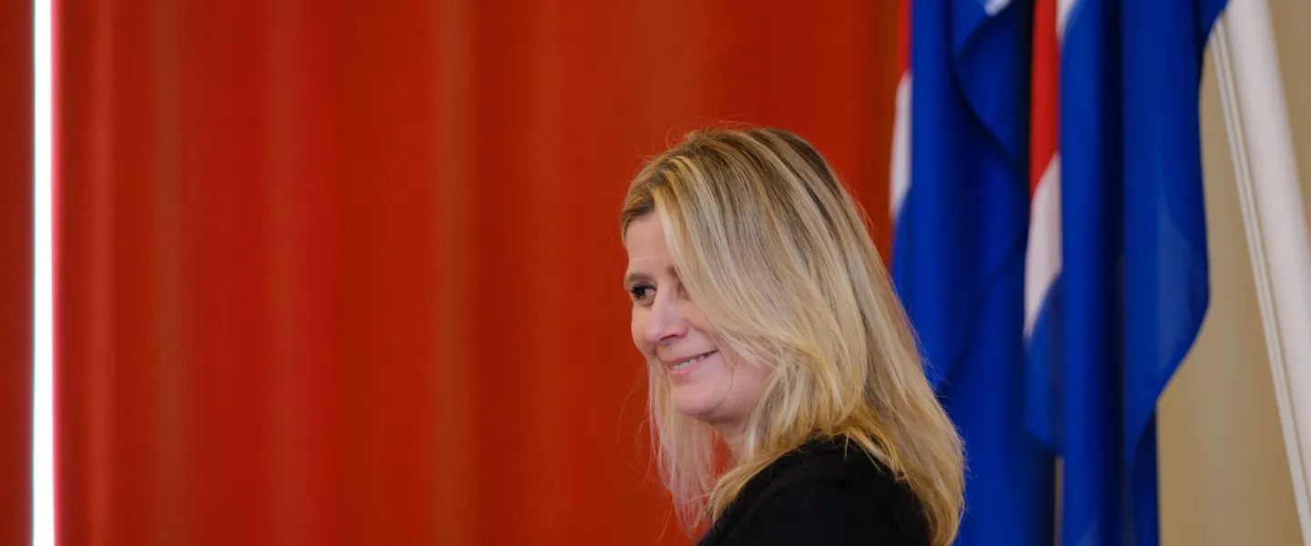 Irma Erlingsdóttir delivering a speech at the meeting.