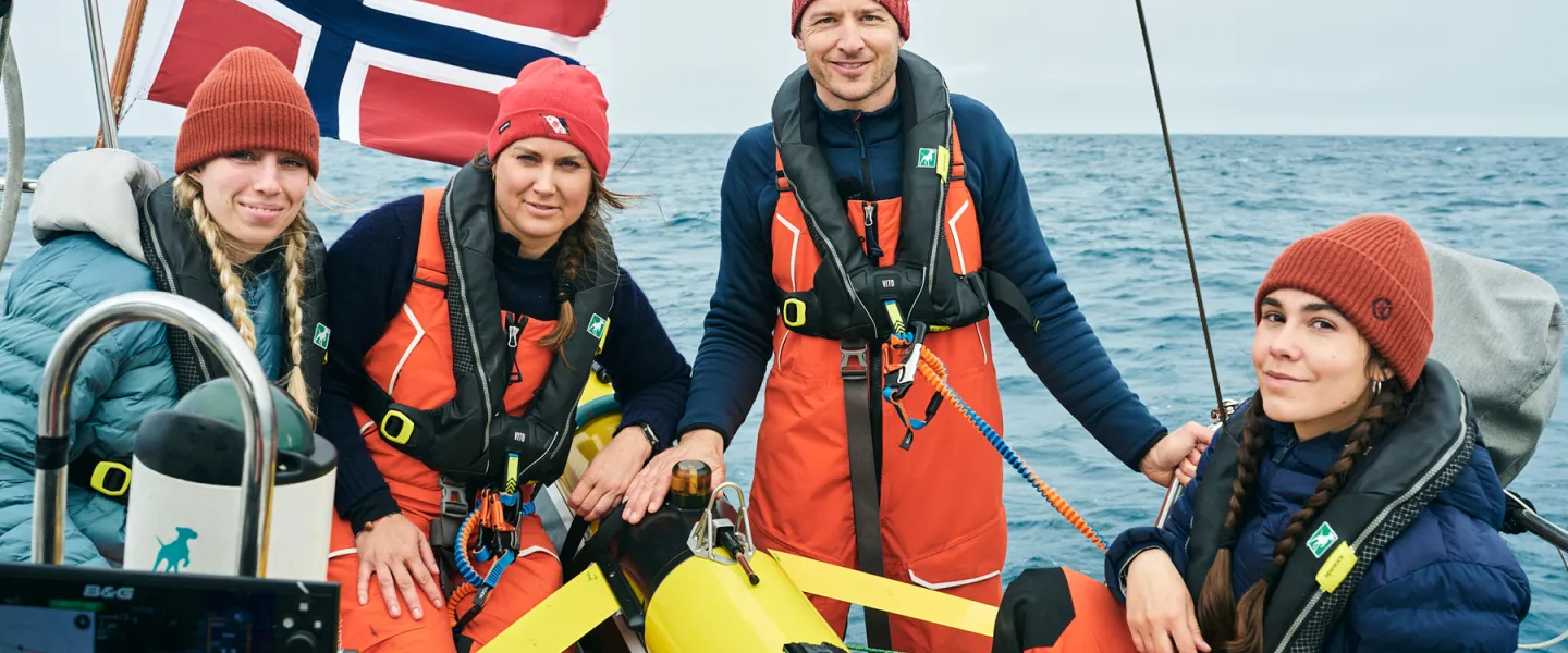 People on a boat with the Norwegian flag
