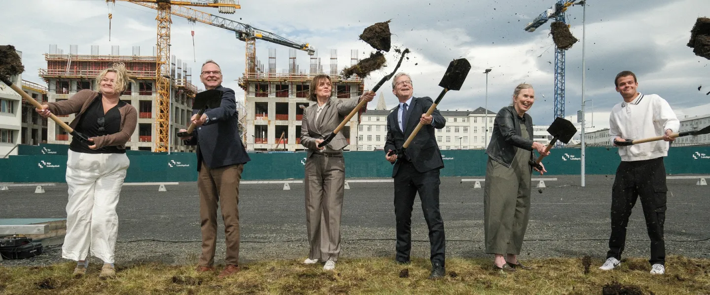 Jón Atli Benediktsson, Unnur Þorsteinsdóttir, Sigríður Helga Kárdal Ásgeirsdóttir, Daníel Thor Myer, Ásdís Halla Bragadóttir and Runólfur Pálsson at the Official breaking ground for a new building for the University of Iceland's School of Health Science.