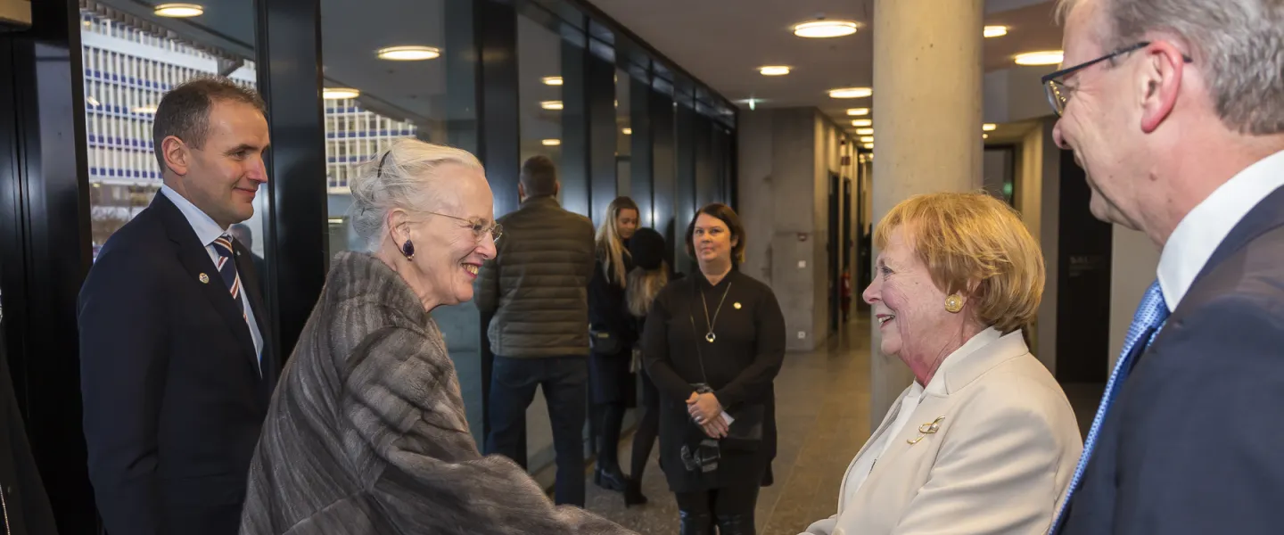 Vigdís Finnbogadóttir shaking hands with Queen Margrethe of Denmark. Guðni Th. Jóhannesson president of Iceland and Jón Atli Benediktsson rector of University of Iceland stand with them.