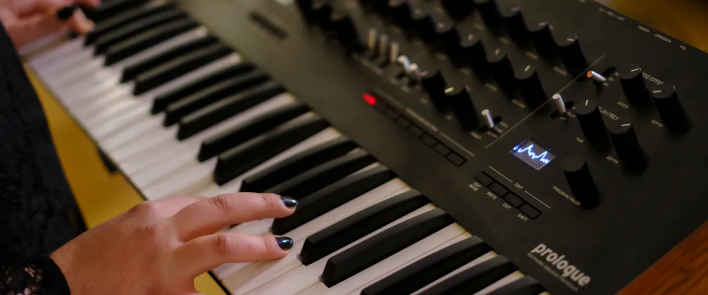 Hands playing piano at the Kælan mikla University concert in 2021