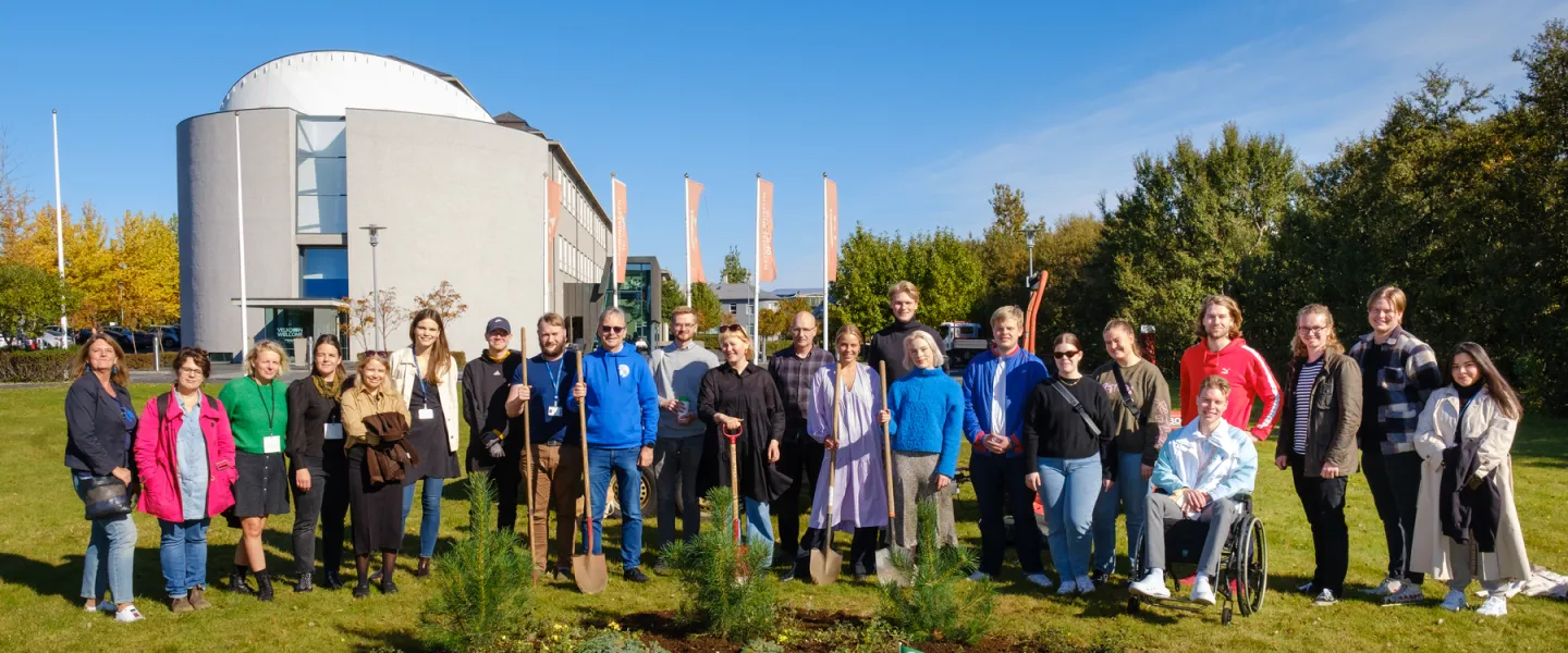 Representatives from the University of Iceland accepting the Green Flag