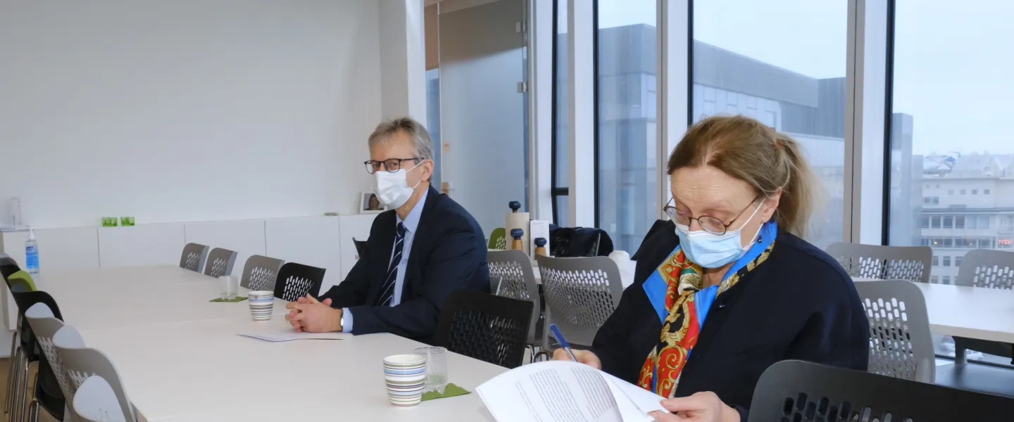 Jón Atli Benediktsson and Alma Möller signing agreement of Heilsubrunnur
