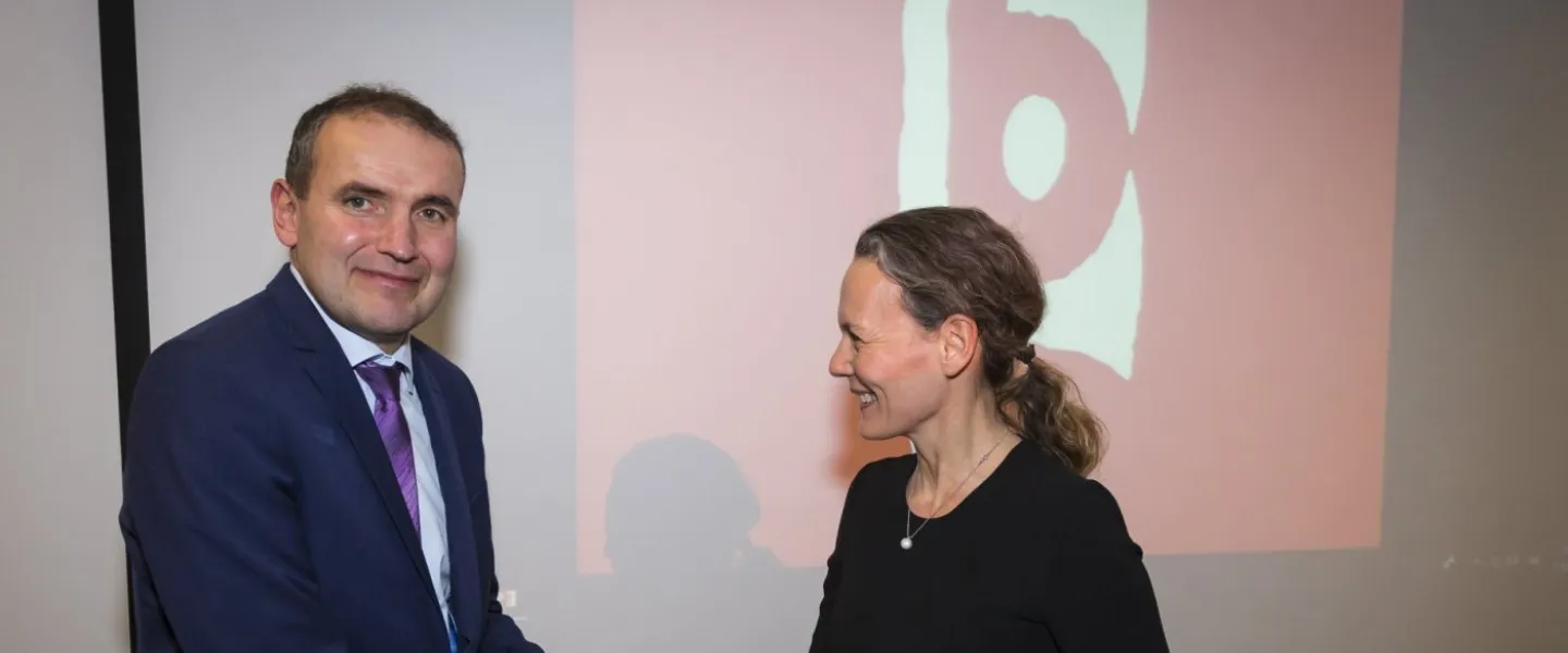 Brynhildur Davíðsdóttir receiving the Ása Wright awards 2018 from Guðni Th. Jóhannesson