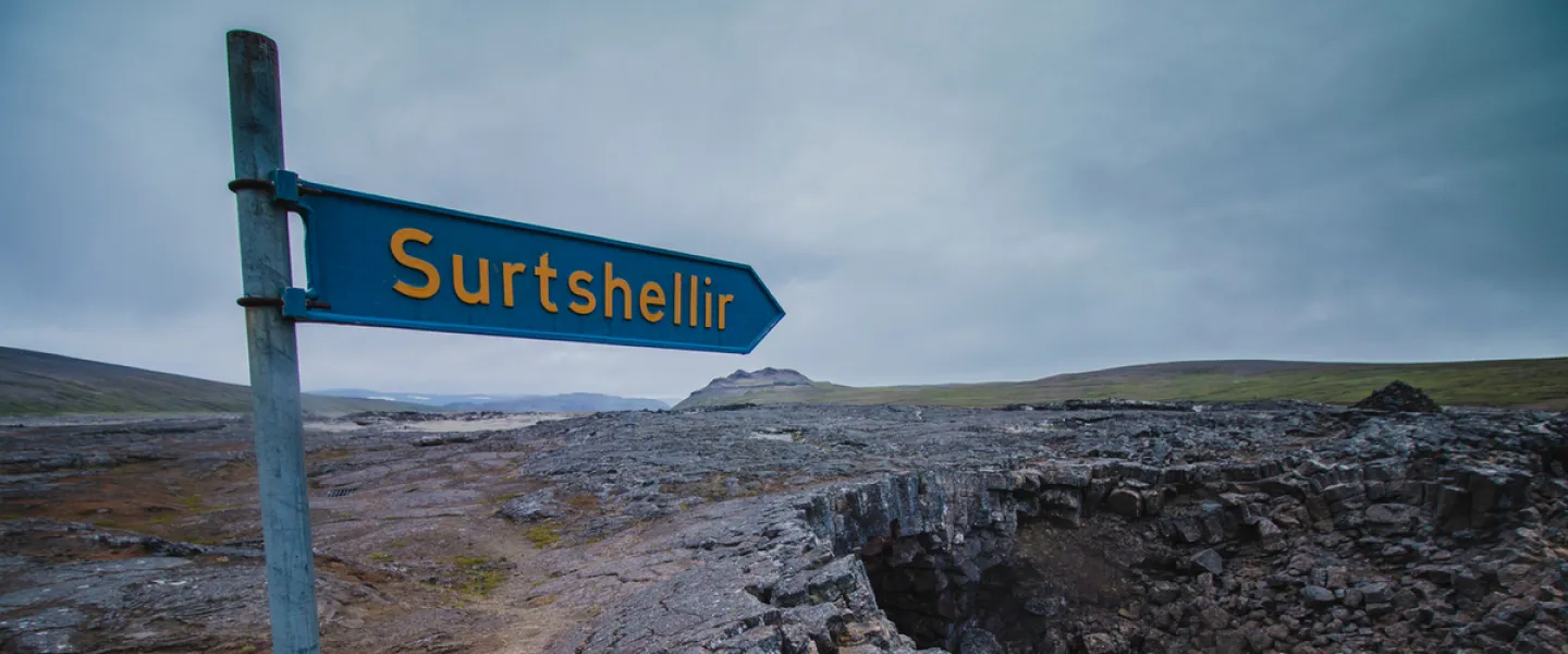 Surtshellir, sign