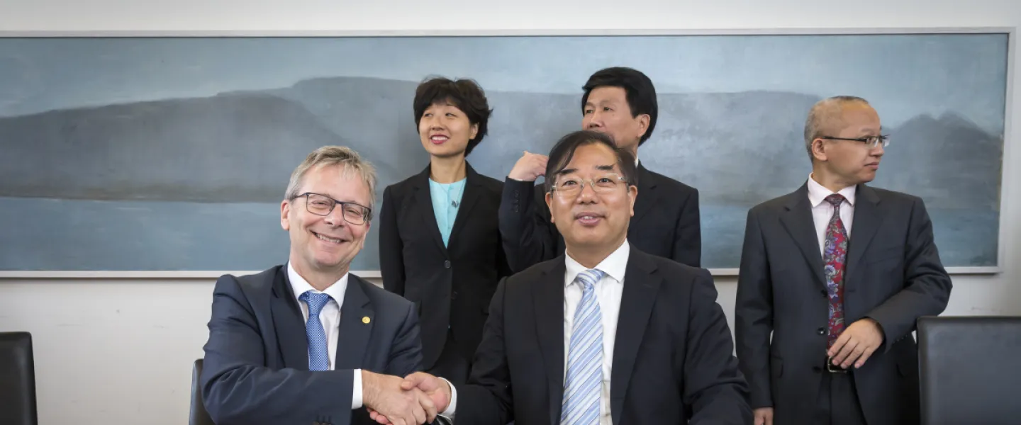 Jón Atli Benediktsson, Rector of the University of Iceland, and Shen Manhong, Rector of Ningbo University, signed the new cooperative agreement in the University's Main Building.