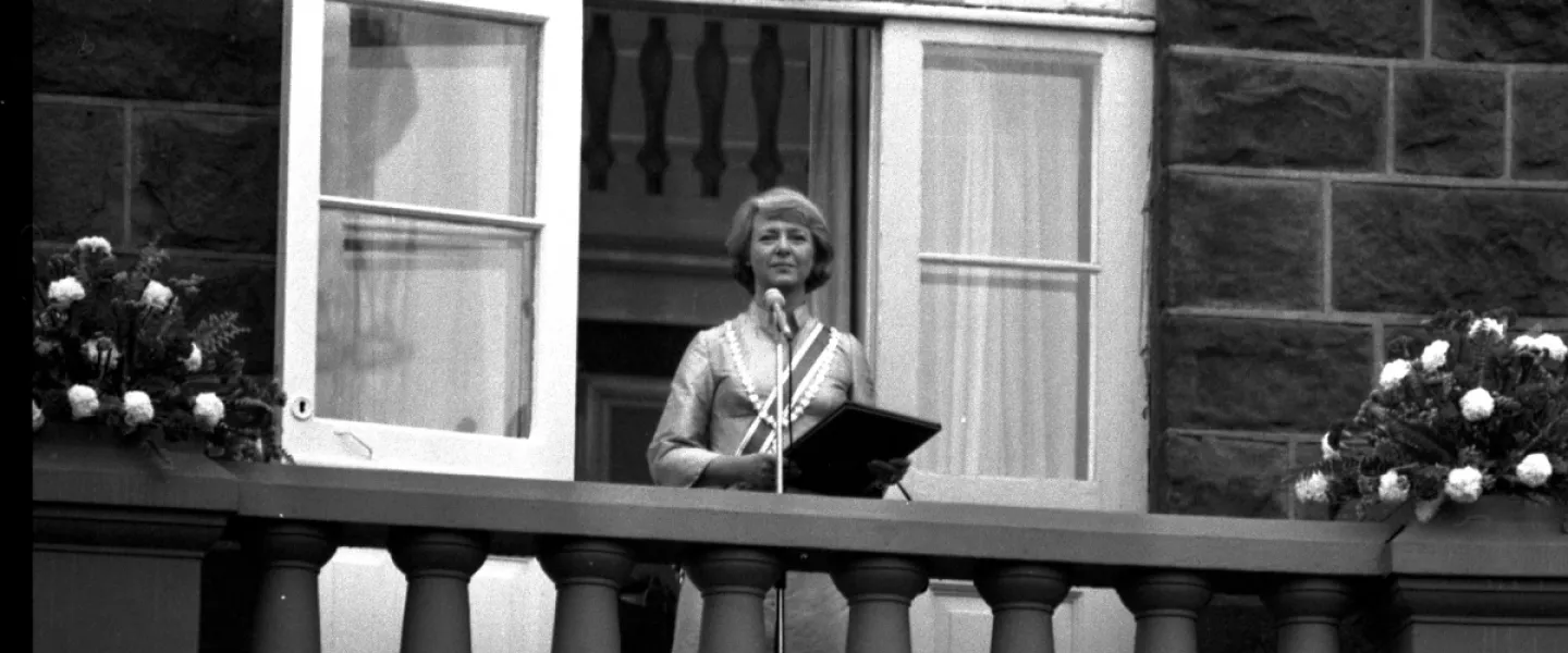 Vigdís Finnbogadóttir on the balcony of the parlament house in Reykjavík