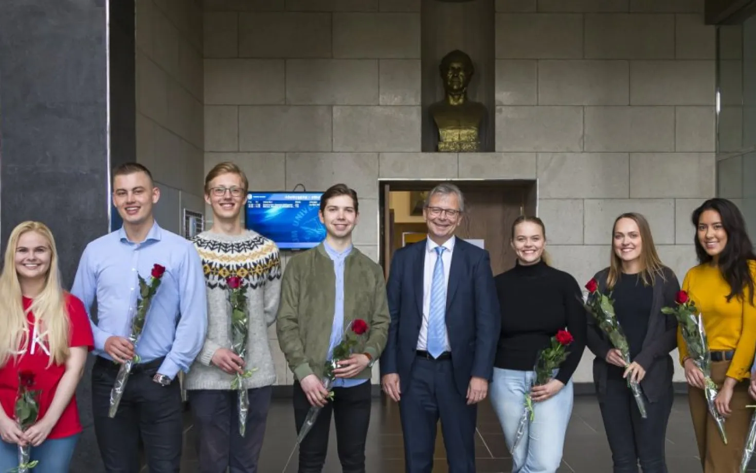 Ten of the twelve students from the University of Iceland who will study at Stanford University this summer with the rector.