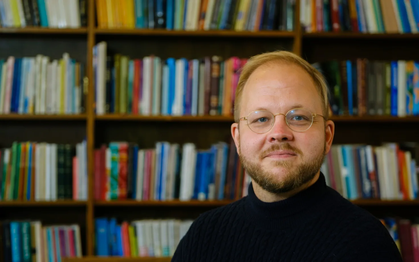 Haraldur Hreinsson í bókastofu.