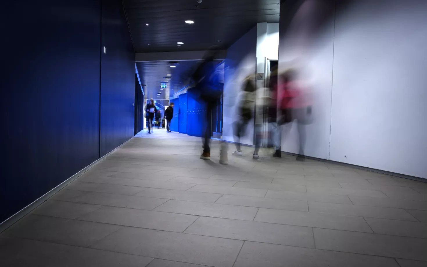 People walking between University centre and Gimli at University of Iceland