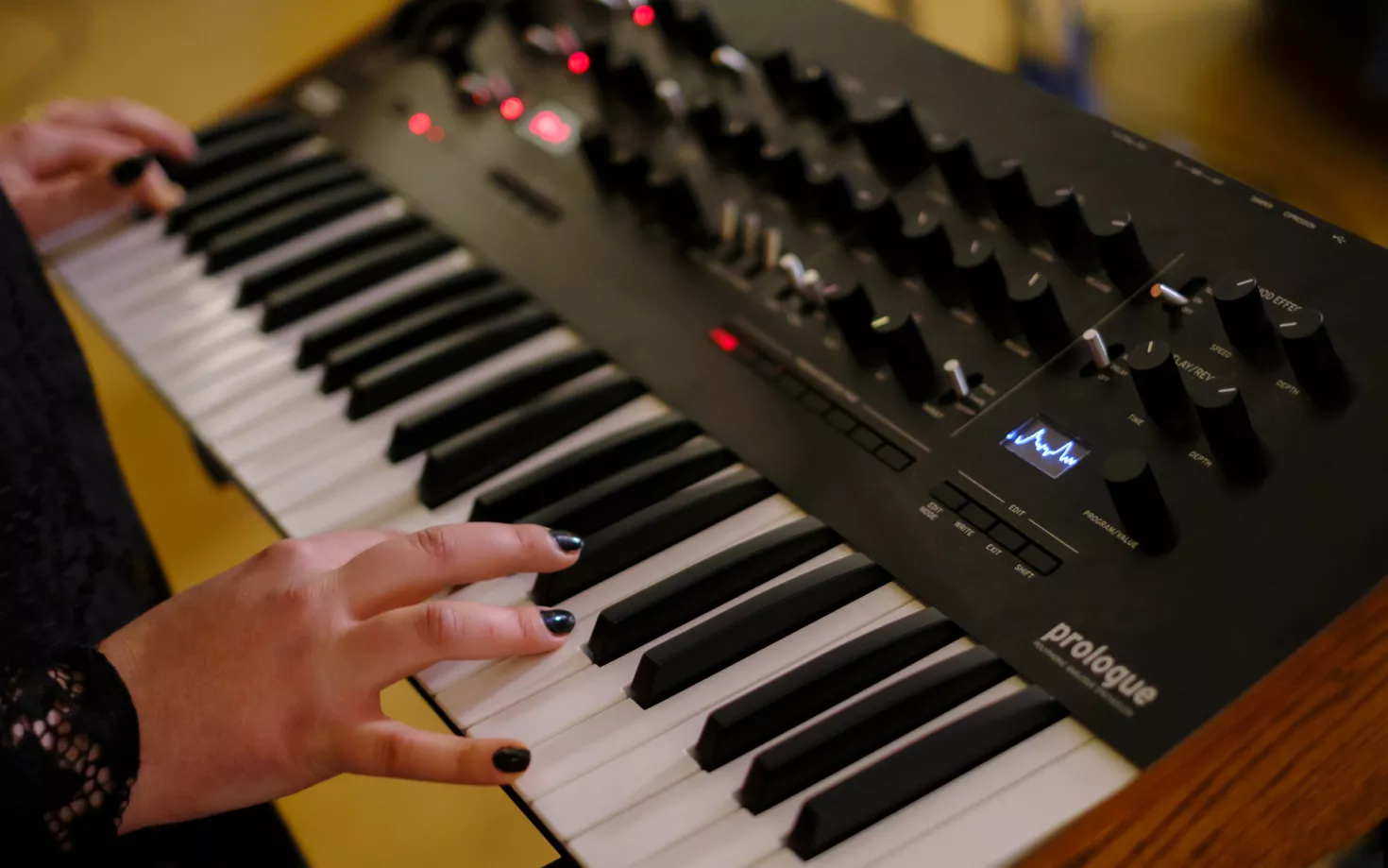 Hands playing piano at the Kælan mikla University concert in 2021