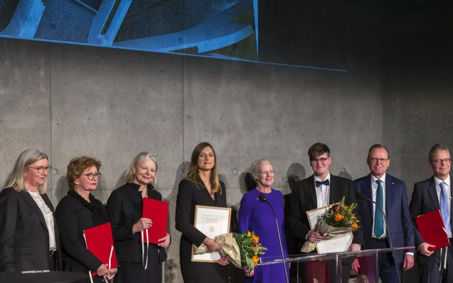 Grantees with Margareth II Queen of Denmark, representatives from the national museums in Iceland and Denmark, and the Vigdís Finnbogadóttir Institute of Foreign Languages, rector of the University of Iceland and the chair of the Carlsberg Foundation