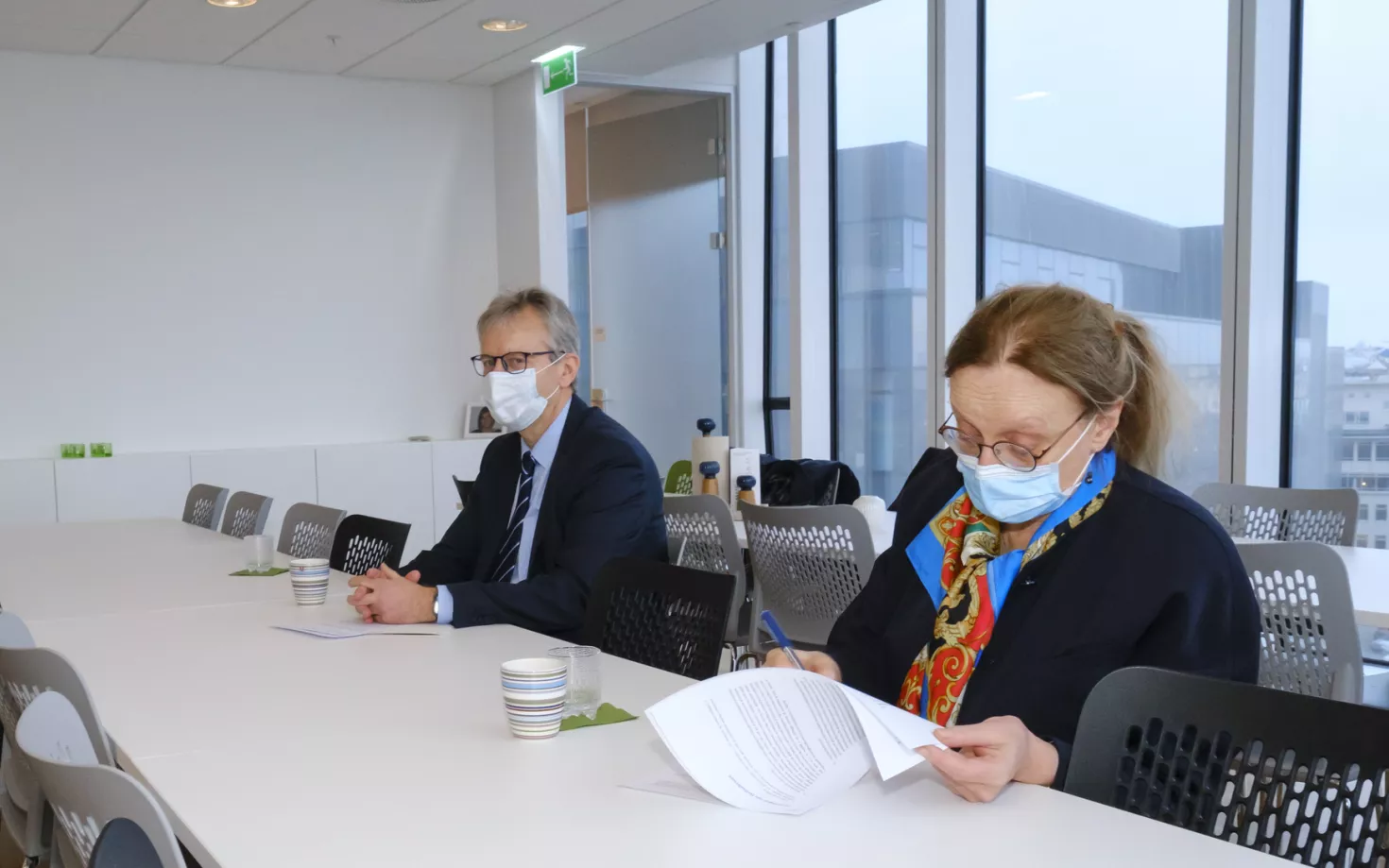 Jón Atli Benediktsson and Alma Möller signing agreement of Heilsubrunnur