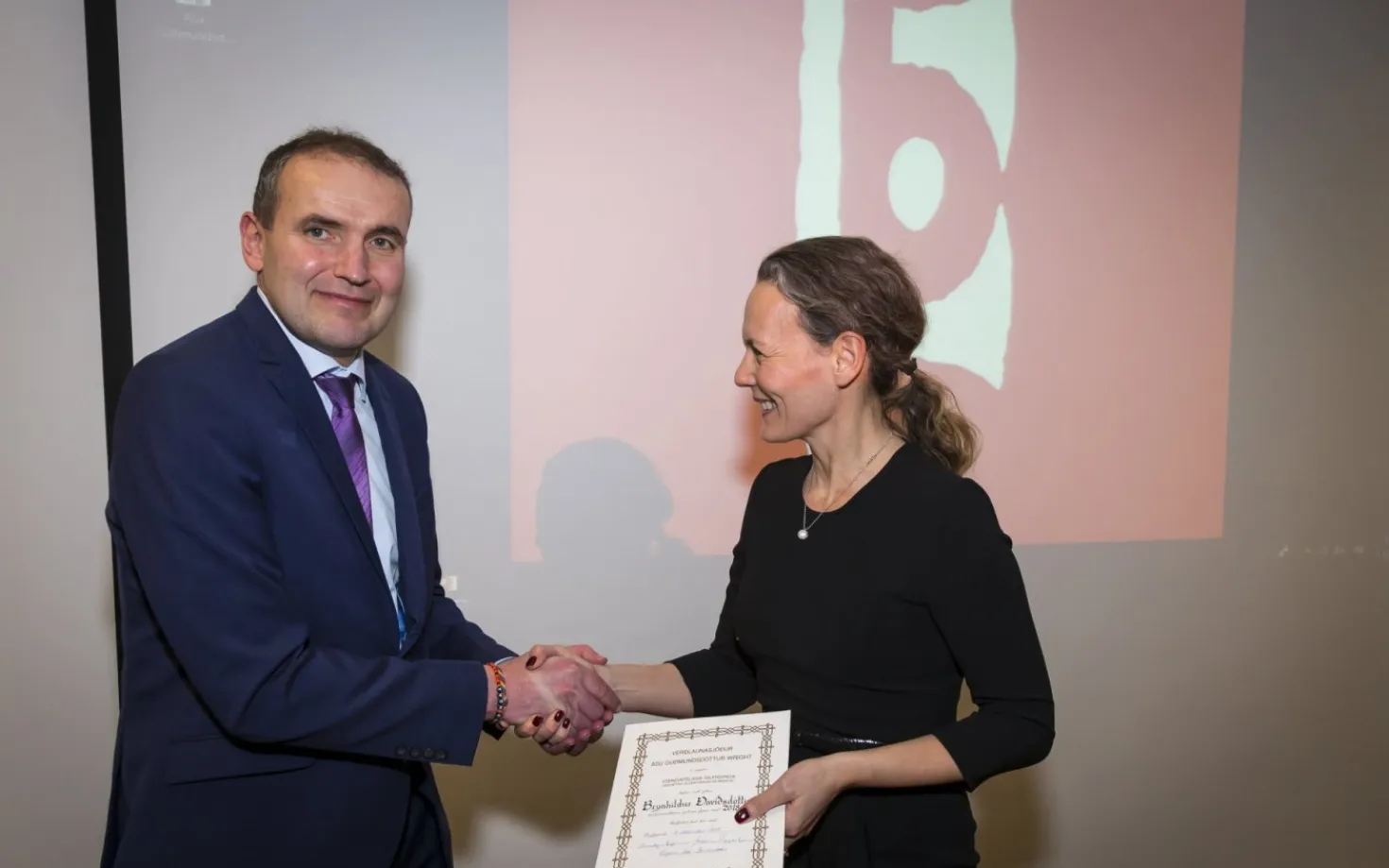 Brynhildur Davíðsdóttir receiving the Ása Wright awards 2018 from Guðni Th. Jóhannesson