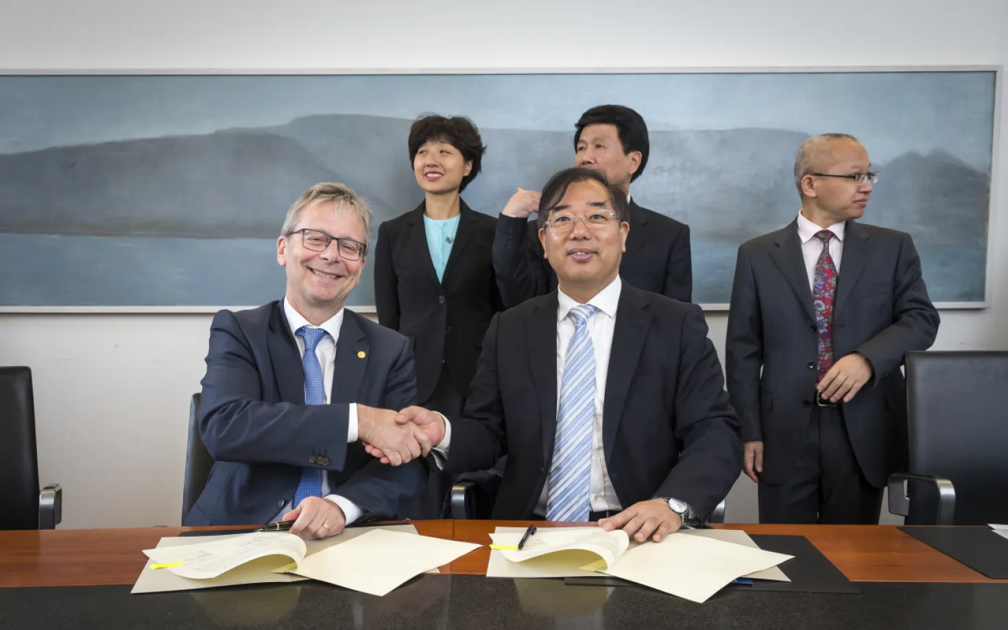 Jón Atli Benediktsson, Rector of the University of Iceland, and Shen Manhong, Rector of Ningbo University, signed the new cooperative agreement in the University's Main Building.