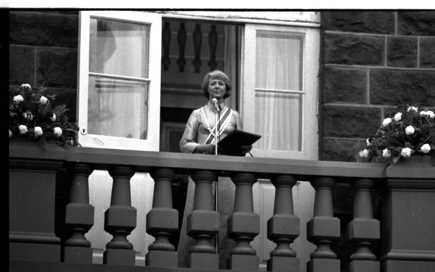 Vigdís Finnbogadóttir on the balcony of the parlament house in Reykjavík