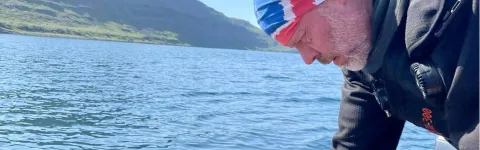Ragnar the director pulls in á line on a boat.