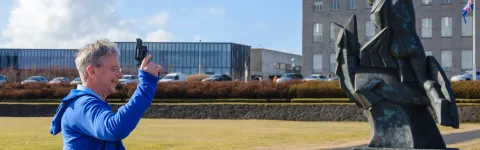 Jón Atli Benediktsson, Rector of the University of Iceland, started the race on the grounds in front of the Main Building