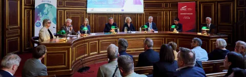 Aurora 2025 conference room fool of people