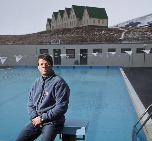 Erlingur S. Jóhannsson by the pool