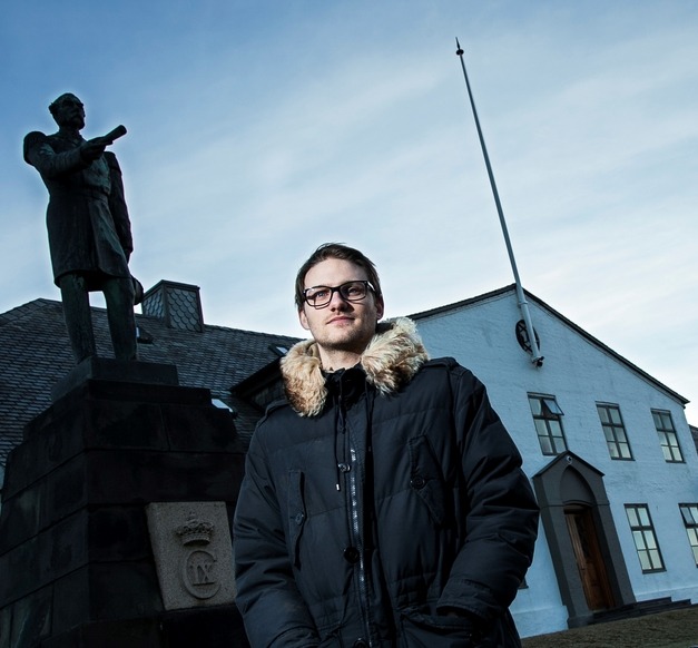 Sigurður Kári Árnason in front of Stjórnarráðið