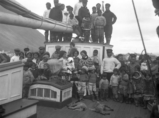 First Encounters. Greenlanders in Ísafjörður in 1925.