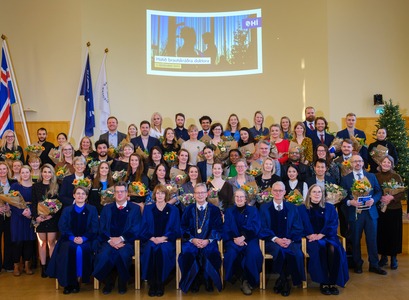 Rector, pro-rector for science, deans of schools and the new postdocs at the ceremony on 1 December. IMAGE/Kristinn Ingvarsson