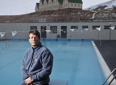 Erlingur S. Jóhannsson by the pool