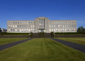 Aðalbygging - vítt skot