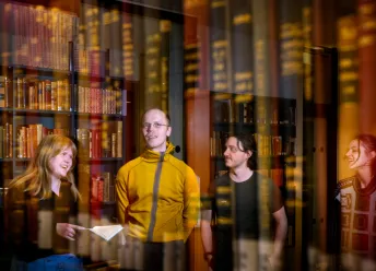 nemendur í bókastofu