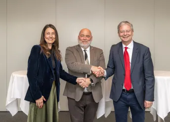 Hólmfríður Sveinsdóttir, Logi Einarsson og Jón Atli Benediktsson handsala samninginn í Sögu.