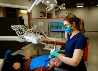 nemi í tannlækningu gerir við