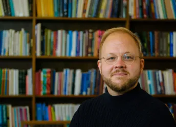 Haraldur Hreinsson í bókastofu.