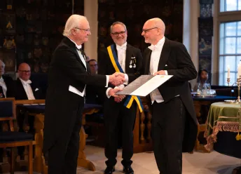 Gavin Lucas receives the Gad Rausing Prize presented to him by Carl XVI Gustaf, King of Sweden.