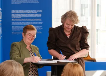 Silja Bára R. Ómarsdóttir, Rector of UI, and Hanna Birna Kristjánsdóttir, Chair of the Executive Board of the Reykjavík Global Forum sign an agreement at Loftskeytastöðin.