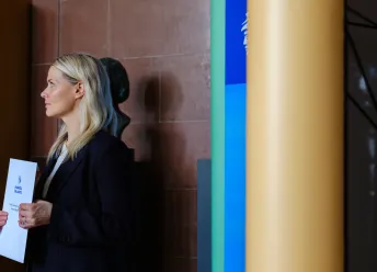 afhending brautskráningarskirteina