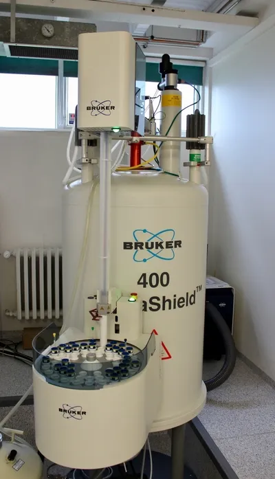Bruker Avance 400 NMR spectrometer