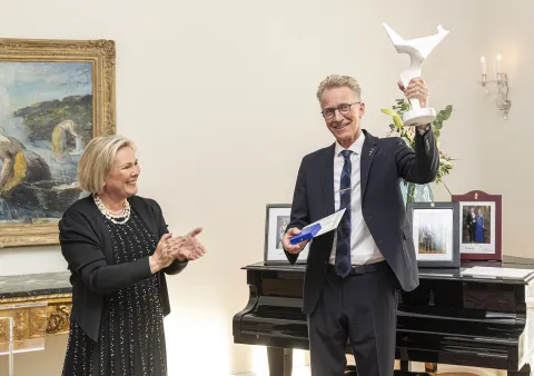 Sigurður Reynir Gíslason accepts the award from Halla Tómasdóttir, the President of Iceland.