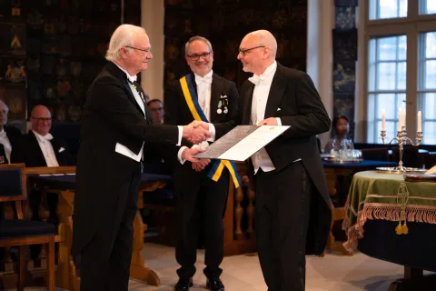 Gavin Lucas receives the Gad Rausing Prize presented to him by Carl XVI Gustaf, King of Sweden.